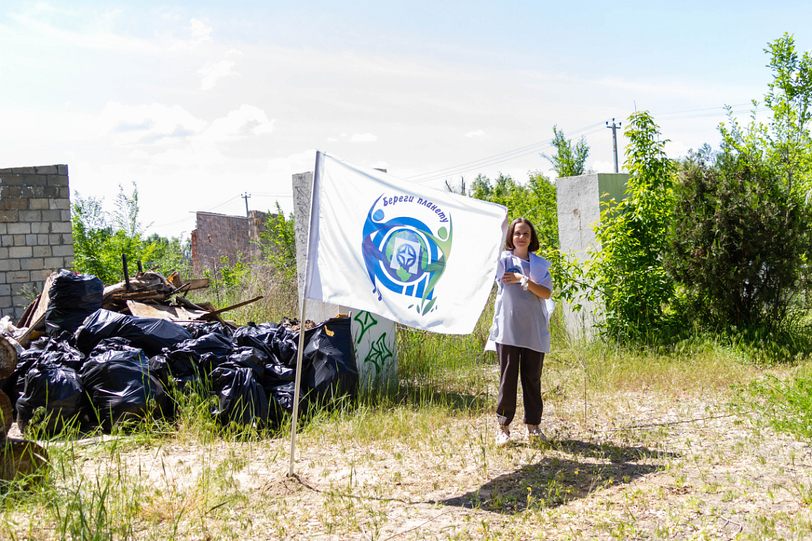Более 8 кубов мусора собрали сотрудники Волжского абразивного завода на берегу Ахтубы